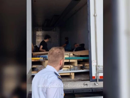 Unsprezece cetățeni străini, descoperiți în PTF Nădlac ll, ascunși pe role metalice transportate de un șofer turc