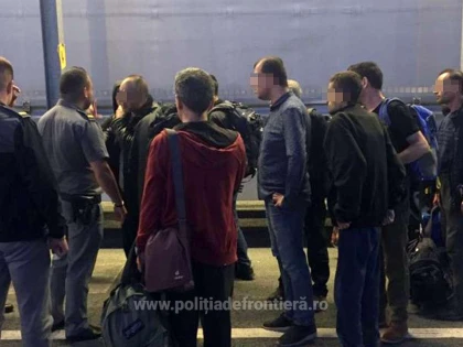 Unsprezece cetăţeni turci, depistați ascunşi într-un automarfar la P.T.F. Nădlac II