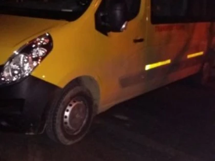 Unul dintre microbuzele care au transportat ilegal liberali la miting a fost oprit în trafic