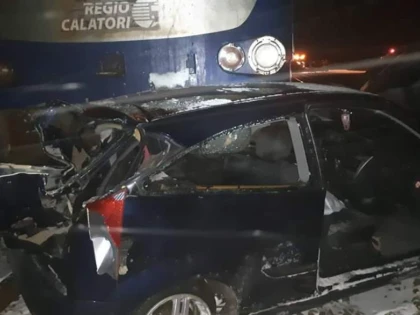 (UPDATE) Accident feroviar la Zimandu Nou. Un autoturism a fost lovit de tren
