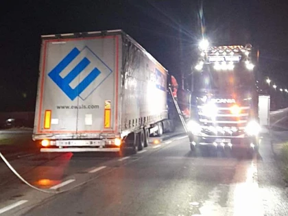 (UPDATE) Accident pe DN7, la Pecica. Drumul este închis din cauza unor scurgeri de combustibil