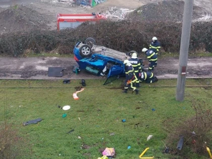 (UPDATE) Accident rutier în Micălaca. O mașină a căzut de pe pod