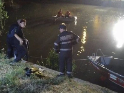 (UPDATE) Barcă cu 12 oameni, printre care şi copii, răsturnată în râul Mureş. Căutări disperate ale ISU Arad și ISU Timiș