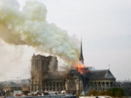 (Update) Catedrala Notre-Dame din Paris, cuprinsă de flăcări. Acoperișul s-a prăbușit