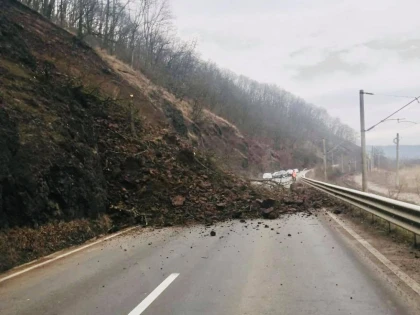 (UPDATE) DN7 Arad - Deva este blocat din cauza pământului care a căzut de pe un versant