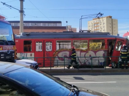 (UPDATE) Două tramvaie s-au ciocnit în municipiul Arad: șapte persoane au fost rănite