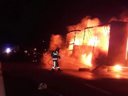 (UPDATE) Incendiu pe autostrada Arad - Timișoara. Traficul a fost oprit