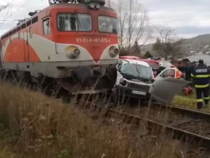 (UPDATE) Mașină lovită de tren în Aradul Nou! Un bărbat este încarcerat