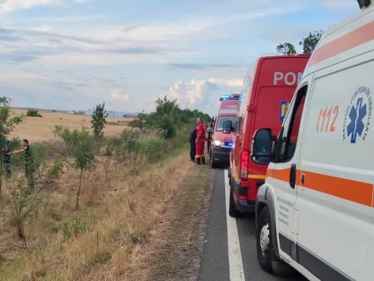 (UPDATE) Microbuz cu șapte persoane, implicat într-un accident între Vladimirescu și Horia. Șoferul a decedat