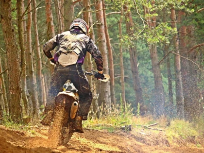 (UPDATE) Misiune de căutare între Văsoaia și Bârzava. Doi motocicliști au fost dat dispăruți