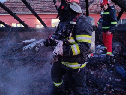 (UPDATE) O casă din Șicula a luat foc. Alte imobile din zonă sunt în pericol