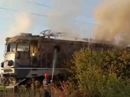 (UPDATE) O locomotivă a luat foc între staţiile Şag şi Vinga. Traficul feroviar a fost oprit