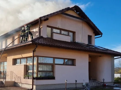 (UPDATE) O pensiune din Lalașinț a luat foc
