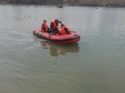 (UPDATE) Pompierii caută un tânăr dispărut în râul Crișul Alb, în apropierea localității Voivodeni