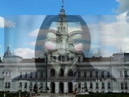 (UPDATE) Un arădean cu mască Anonymous l-a amenințat pe Falcă și l-a atacat pe paznicul primăriei