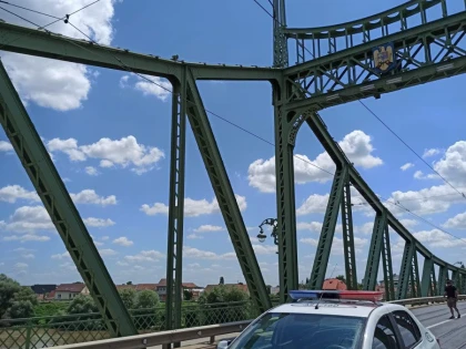 (UPDATE) Un bărbat amenință că se aruncă de pe podul Aradul Nou