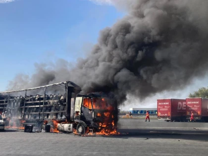 (UPDATE) Un TIR a luat foc pe A1, în apropierea vămii Nădlac