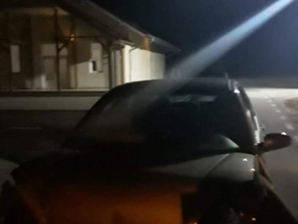 Urmărire ca-n filme la Șeitin! Fugarii au intrat cu mașina în capela din sat