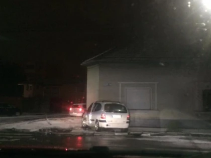 Urmărit de poliţişti, un tânăr a provocat un accident pe străzile Aradului