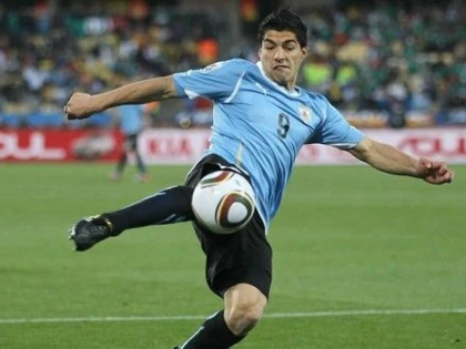 URUGUAYANUL LUIS SUAREZ A LOVIT DIN NOU MINGEA