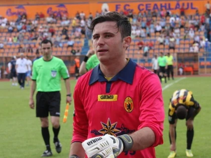 UTA ŞI-A GĂSIT PORTAR, IAR PIROŞ CAUTĂ O ÎNTREAGĂ ECHIPĂ