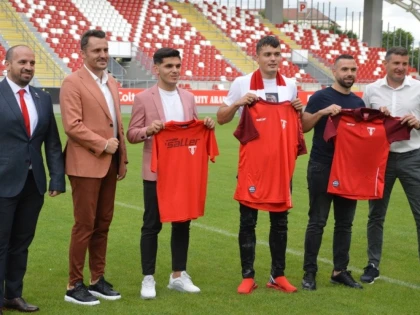 UTA şi-a prezentat primele trei achiziţii, cu o zi înaintea reunirii
