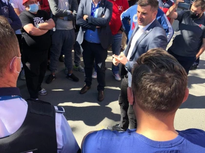UTA ţine aprinse speranţele ieşenilor şi încă nu e salvată! Furioşi, suporterii s-au strâns la stadion