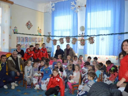Utiştii au jucat rolul lui Moş Nicolae pentru copiii din Şimand