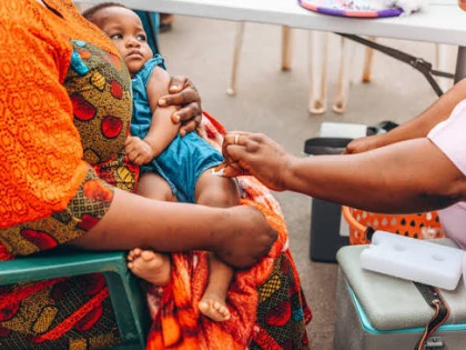 Vaccinul împotriva malariei reduce cazurile grave în Africa, însă puțini copii ajung la a patra doză