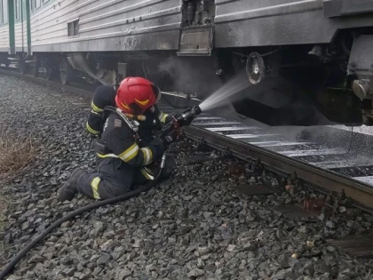 Vagonul unui tren a luat foc, pe Calea 6 Vânători