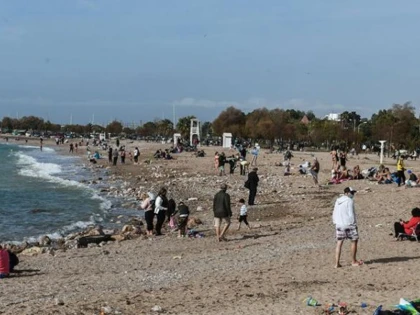 Val de căldură în Grecia. Lumea a ieşit la plajă, trecând peste restricţii
