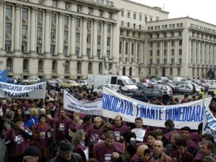 vAngajații din Ministerul Finanțelor și ANAF protestează în fața instituțiilor și amenință cu grevă generală