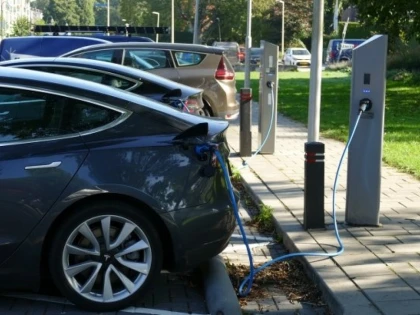 Vânzările globale de automobile electrice au atins un nou record în luna noiembrie