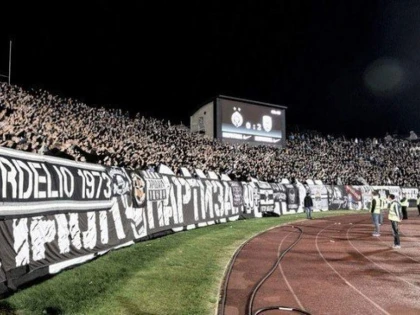 Vecinii joacă tare: fotbal cu spectatori în tribune, la 200 de kilometri de Arad!