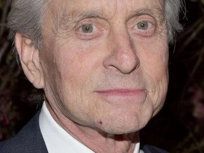 VESTI INGRIJORATOARE DESPRE MICHAEL DOUGLAS. MEDICII I-AU SPUS CA MAI ARE SASE LUNI DE TRAIT
