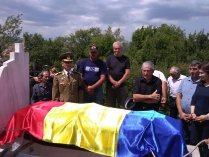 Veteran de război, condus pe ultimul drum de soldați