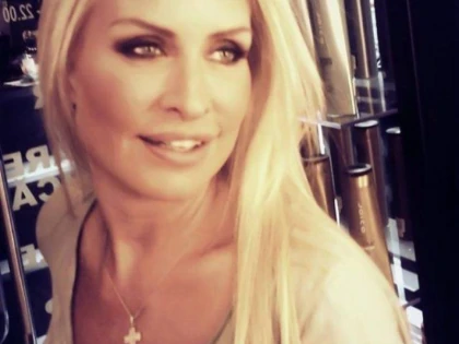 VICA BLOCHINA SI-A ETALAT PICIOARELE SEXY!
