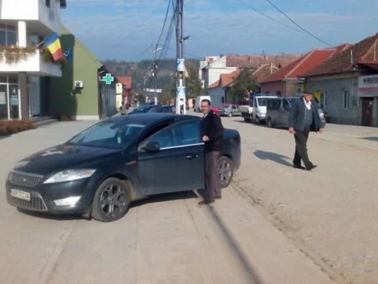 VICELE TOLEA FOLOSESTE IN CONTINUARE LIMUZINA PE CARE TREBUIA S-O PREDEA COMPANIEI DE APA
