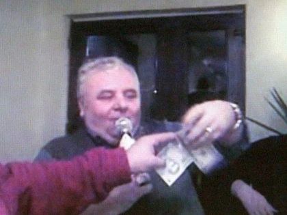VICEPRESEDINTELE CJ CARAS- SEVERIN, PRINS DE DNA IN TIMP CE LUA MITA IN BIROUL SAU