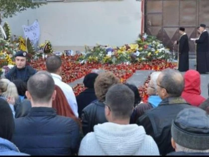 VICTIMELE DIN COLECTIV, POMENITE DE PATRIARHIE LA ȘASE LUNI DE LA TRAGEDIE