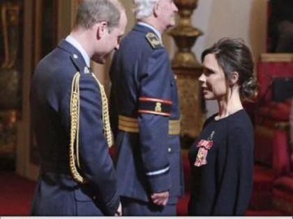 Victoria Beckham, decorată de Prințul William