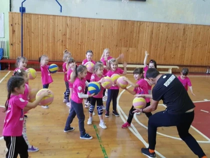 Victoria Nădlac face înscrieri în voleiul juvenil, pentru fete între 4 şi 12 ani