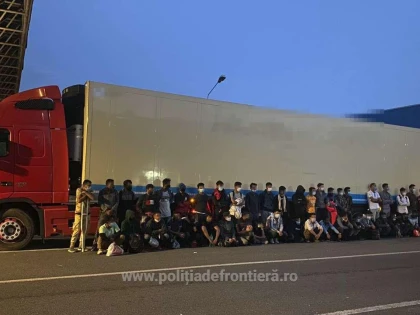 (VIDEO) 50 de migranti au încercat să treacă vama Nădlac ascunși în remorca frigorifică a unui TIR
