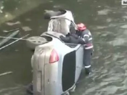 (VIDEO) A PLONJAT CU MASINA IN RAU. SOFERITA NU A AVUT NICIO SANSA