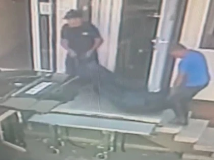 (VIDEO) Cadavru scăpat pe jos de către angajații unei firme de pompe funebre din Arad