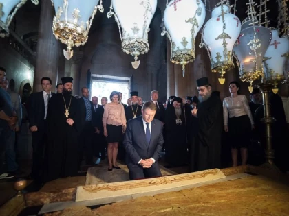 (VIDEO) CARMEN IOHANNIS, CU FUSTA SCURTA, LA BISERICA SFANTULUI MORMANT DIN IERUSALIM