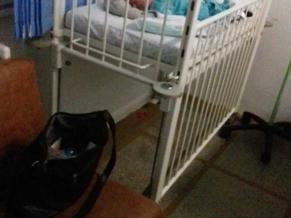 (VIDEO) Condiții mizerabile la Pediatrie! Un tată amenință cu DNA