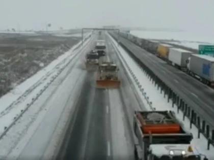 (VIDEO) Deszăpezire „ca la carte“, pe Timișoara - Nădlac. Se poate și la noi