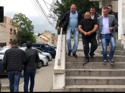 (VIDEO) Doi bărbați proxeneți au fost "săltați" de polițiștii arădeni