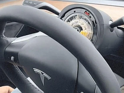 (VIDEO) Doi proprietari de Tesla au rămas cu volanul în mână, în mers